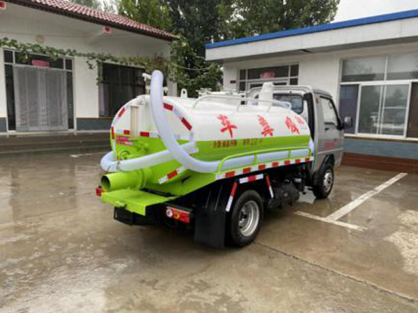福田2.05立方吸粪车